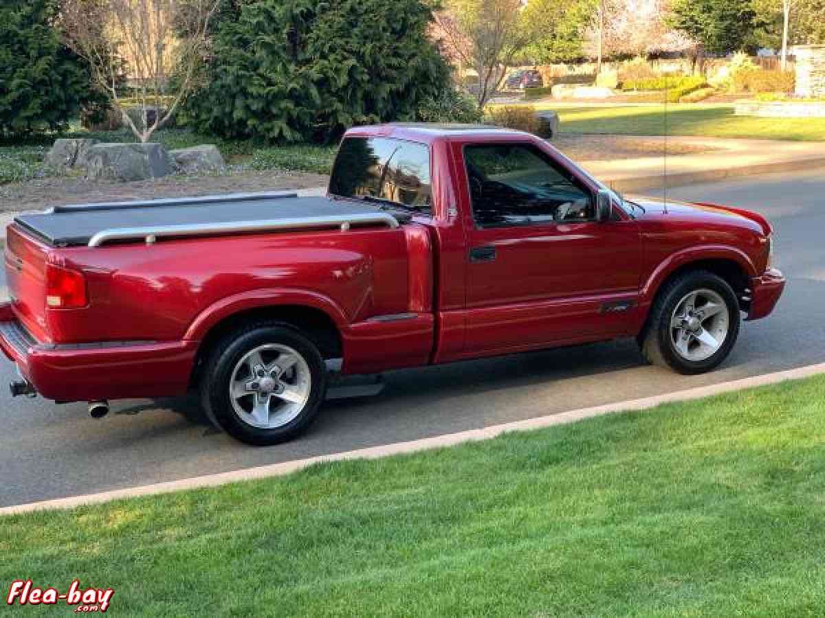 A GMC Sonoma 2002 model