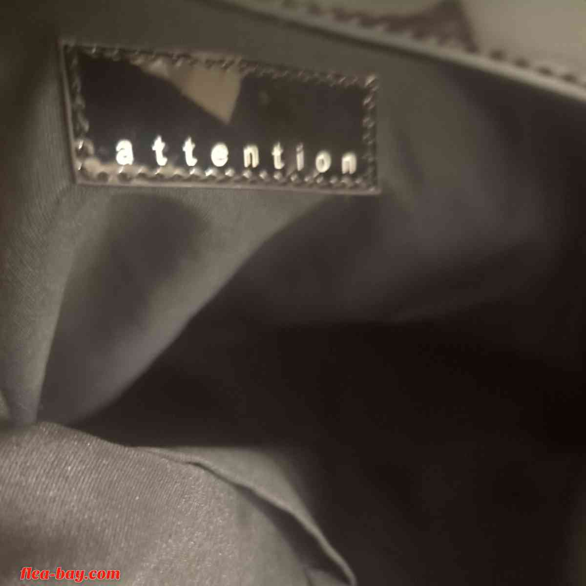 Attention Shoulderbag