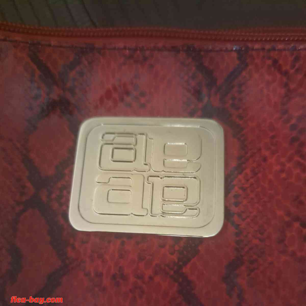 Attention Shoulderbag