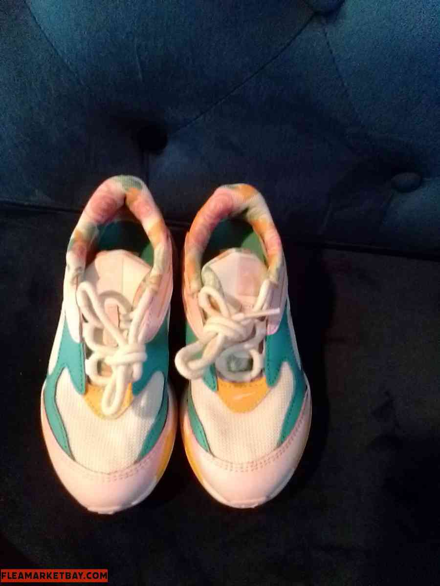 LITTLE GIRL PUMAS. SIZE:12