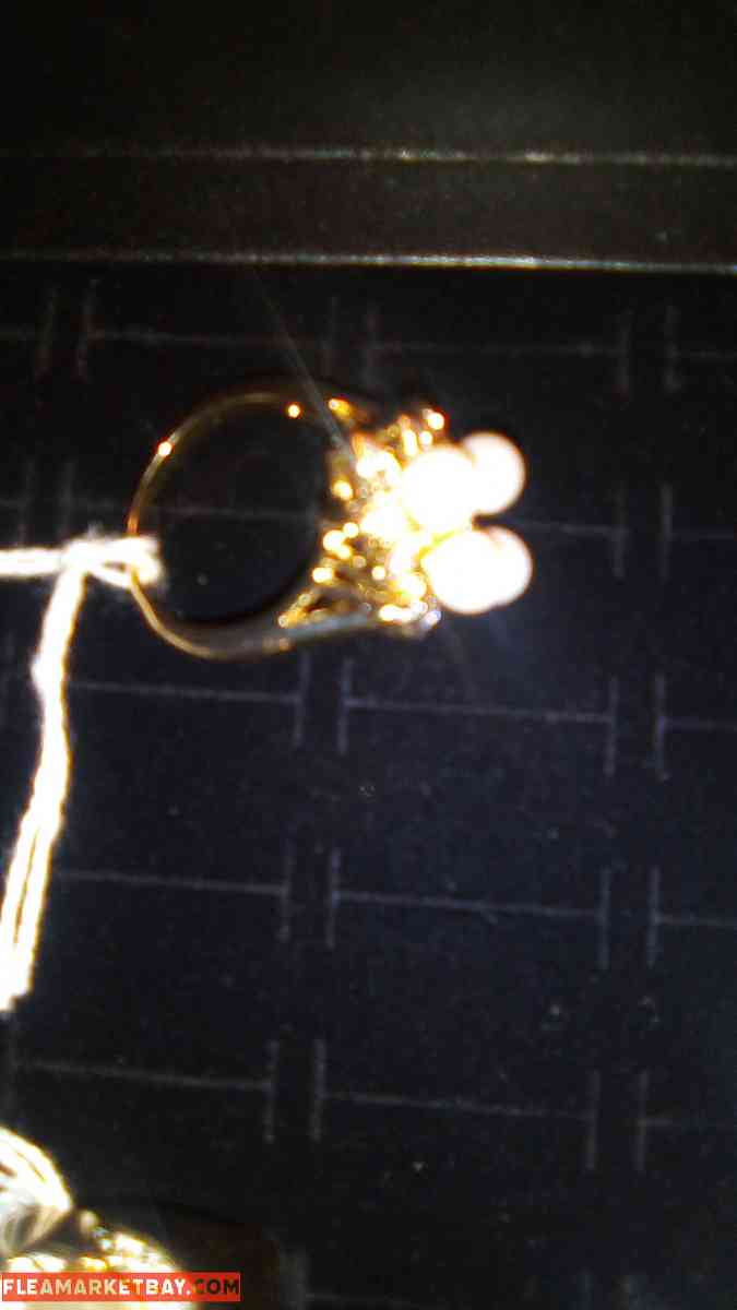 More close up shots of Women's Pearl Ring