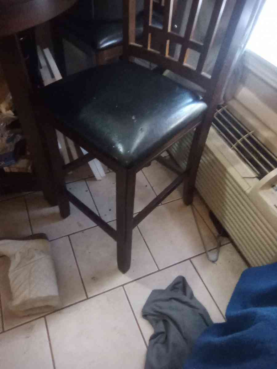 Round wood dining room table with 4 charis