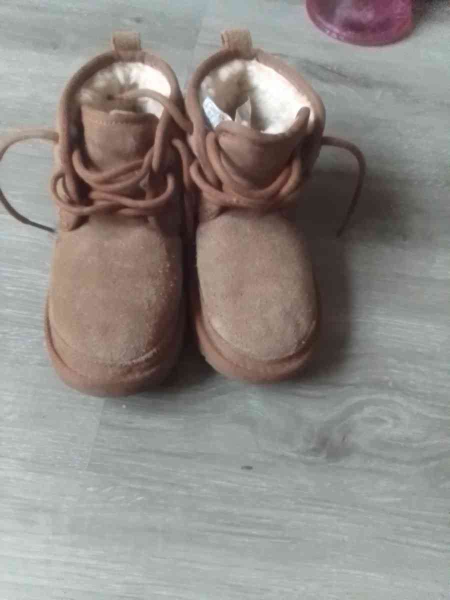 UGG..............LITTLE GIRL OR LITTLE BOY...... SIZE:13