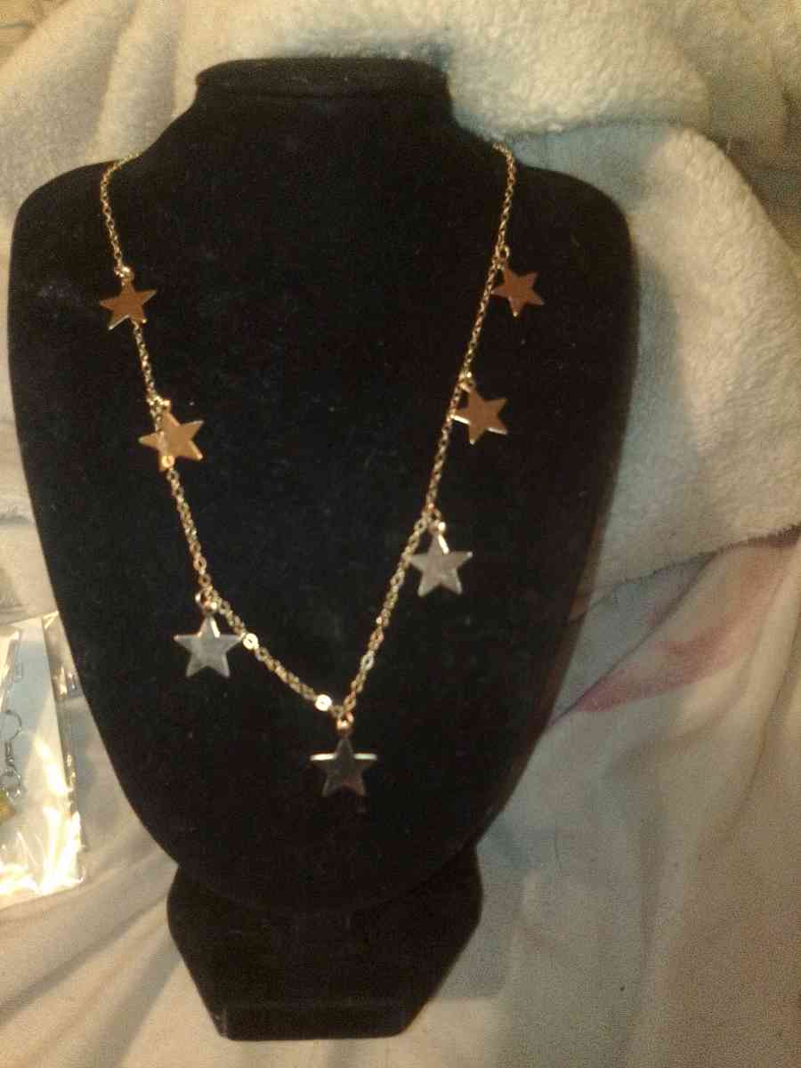 knotty star gold tone necklace