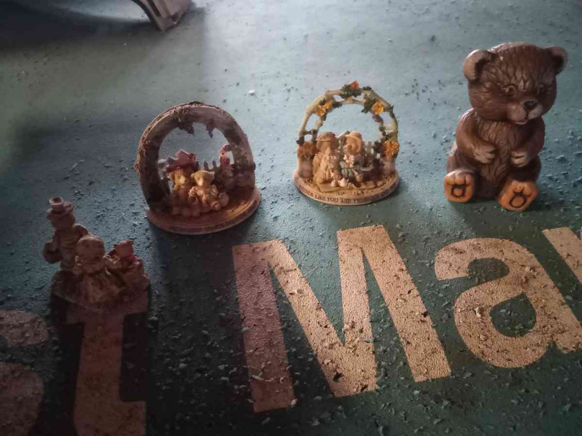 Bear figurines