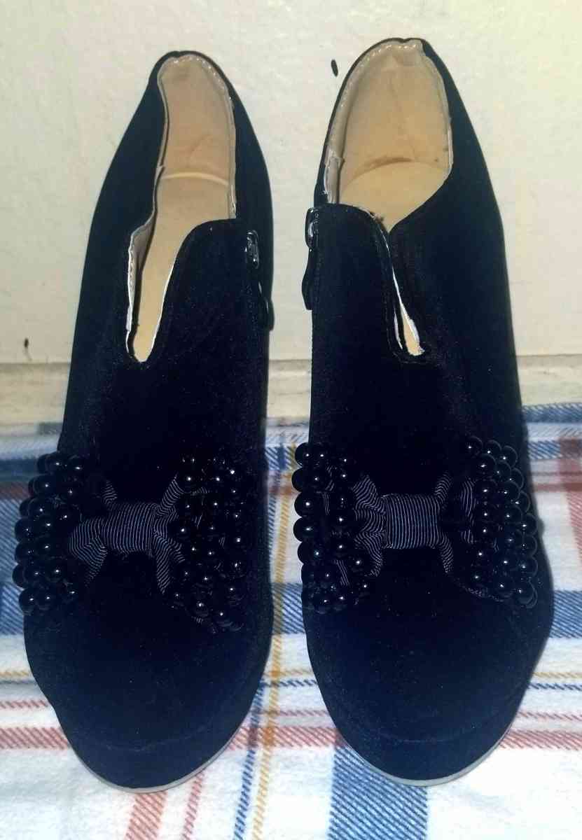 Womans 4 Inch Heels  Brand New  Black Velvet Size UK 39 US 8