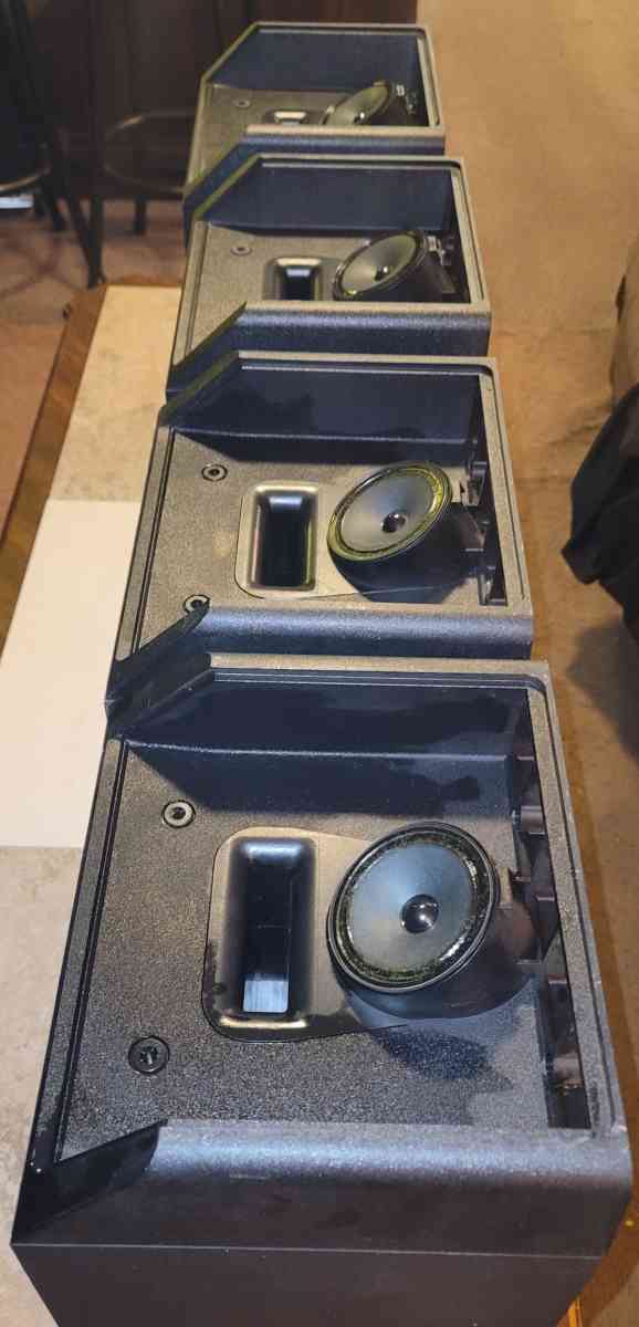 Really nice pair of Bose bookshelf speakers