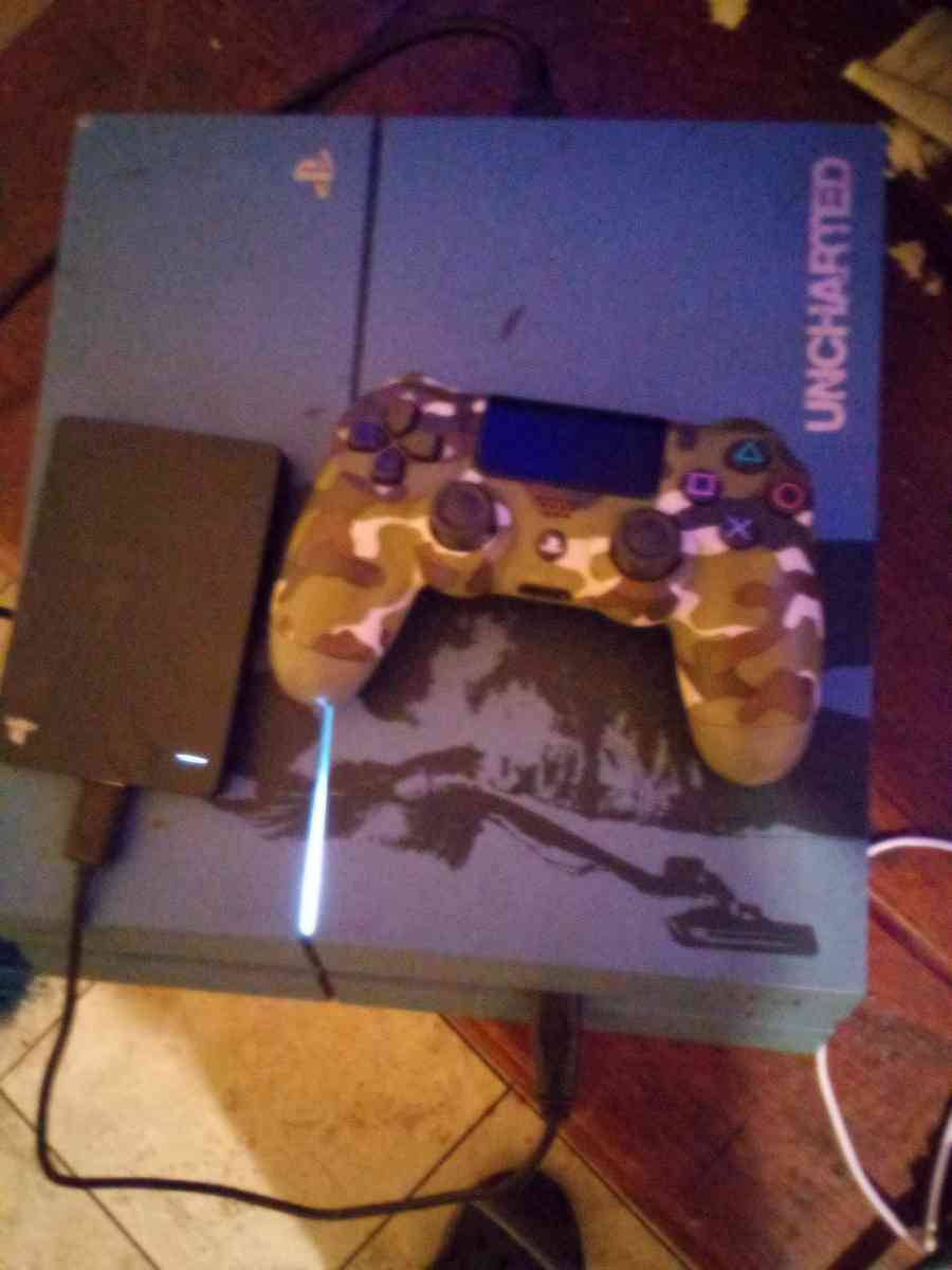 PS4 WITH 1 CONTROLLER AND A STORAGE BOX