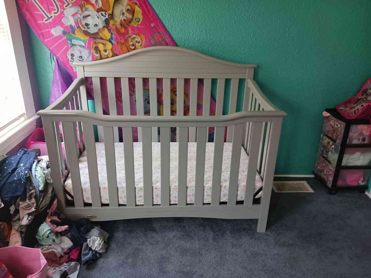 Graco crib and convertible toddler bed with mattress
