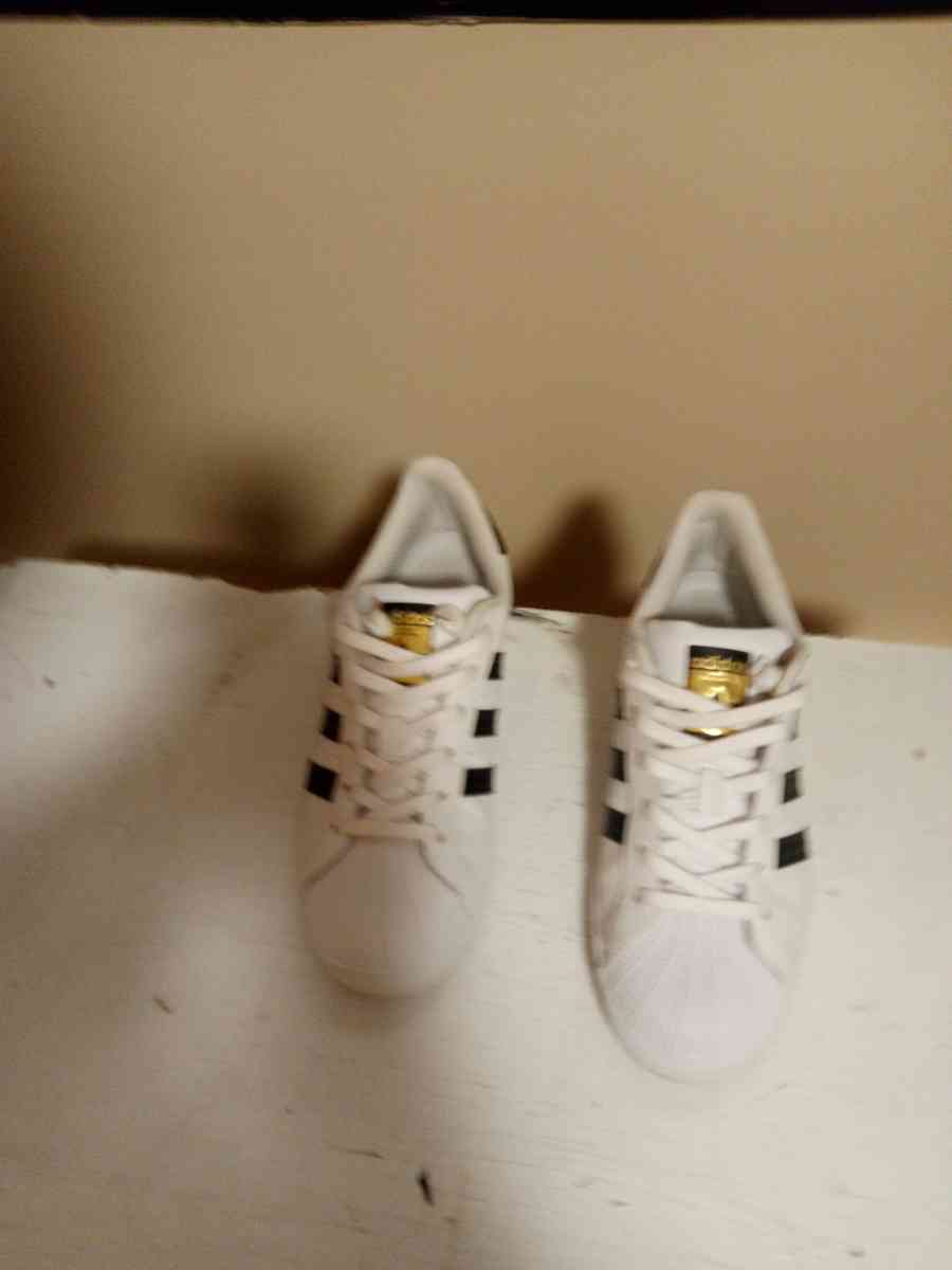 Lady adidas tennis shoes size 6half