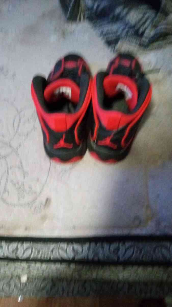 Im selling Jordans black and red size 9