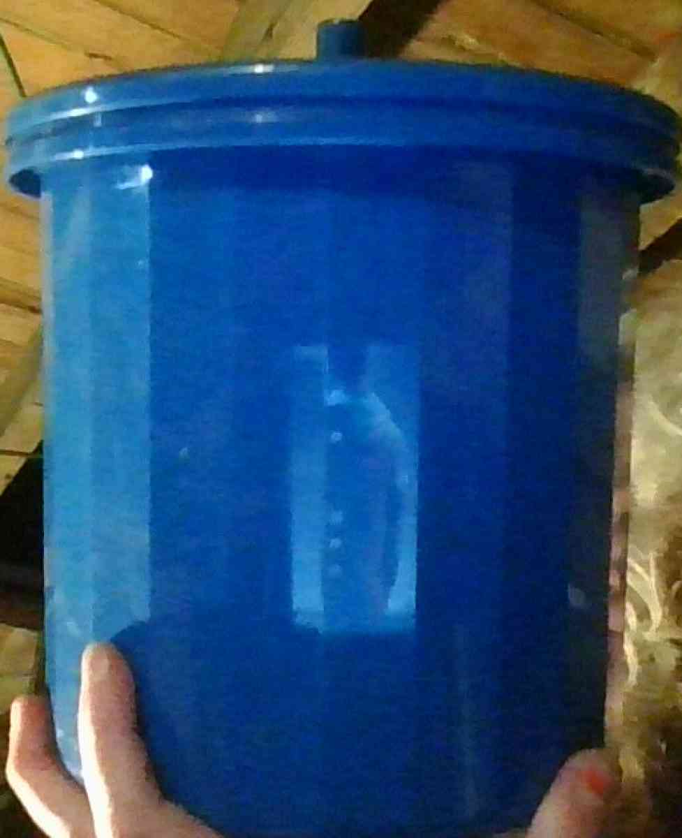 Ice bucket with toungs