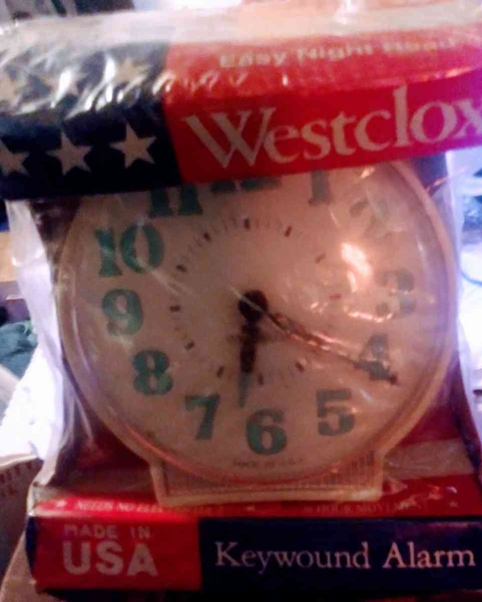 WHITE TABLE ALARM CLOCK