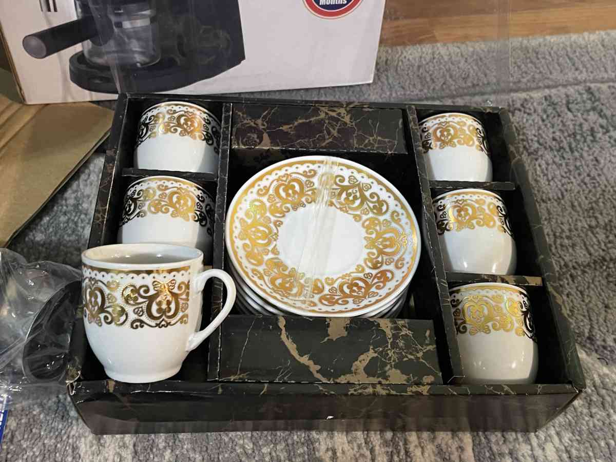 New Coffee Maker and coffee cups 12 pieces  Great Deal