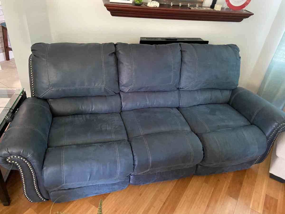 2 leather couches reclines on both sides of each couch