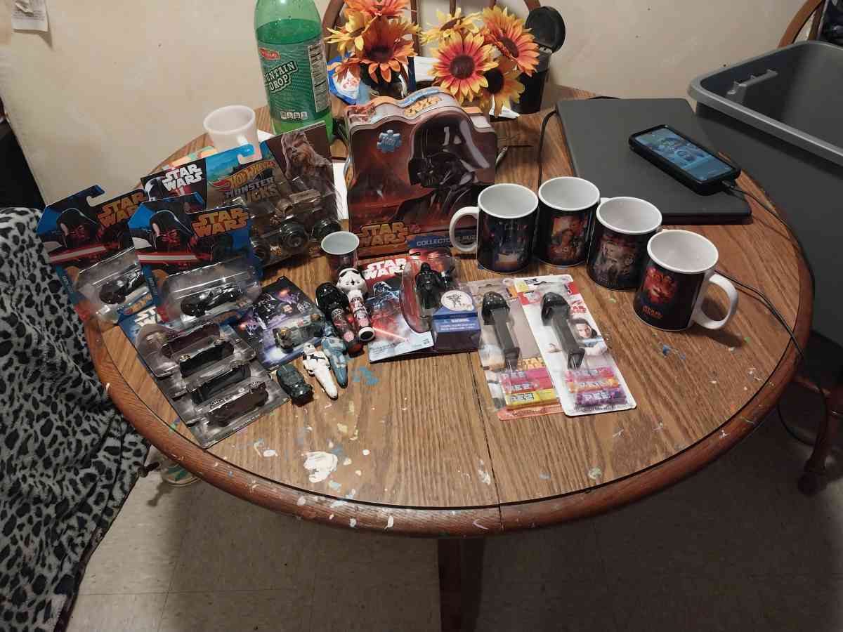 STAR WARS COLLECTABLES