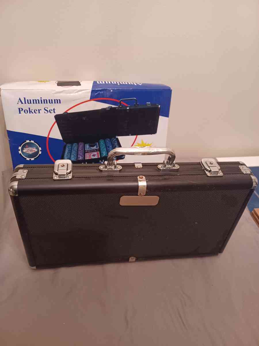 A 300 pc poker set with Carring case