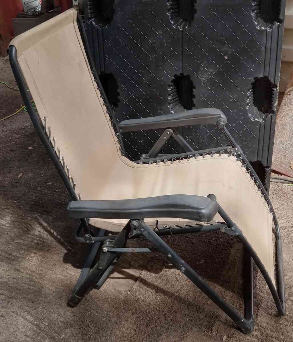 Foldable Lawn Chair with table attached