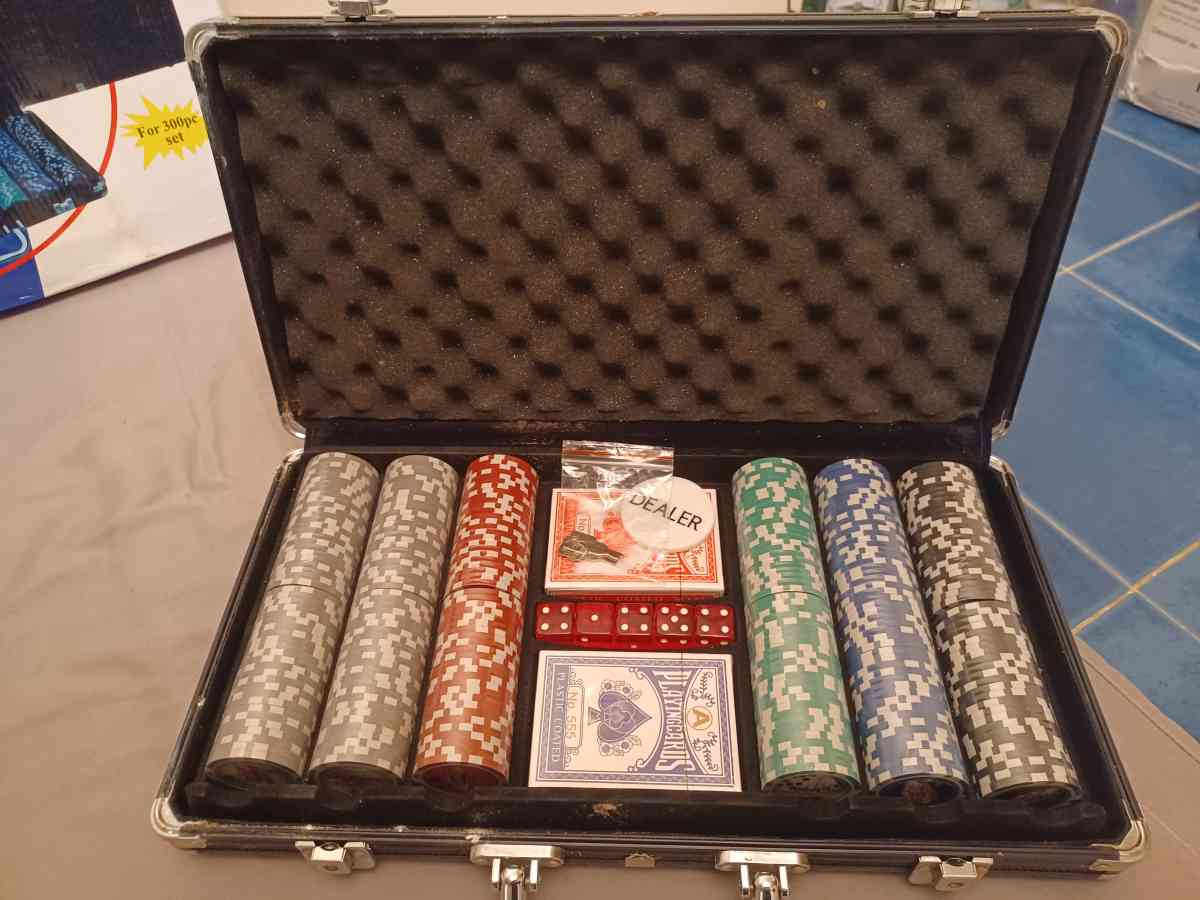 A 300 pc poker set with Carring case