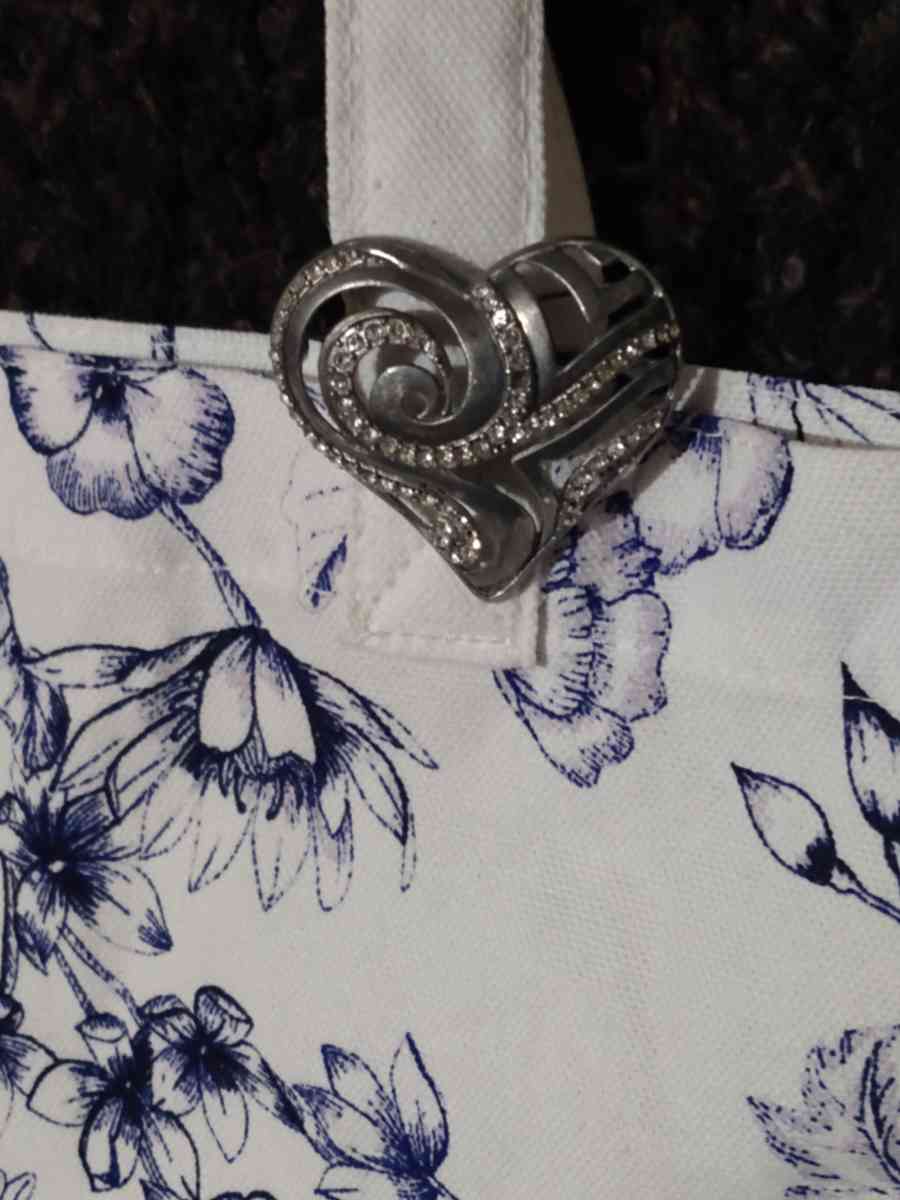 CHICOS PIN WITH CHICOS TOTE BAG