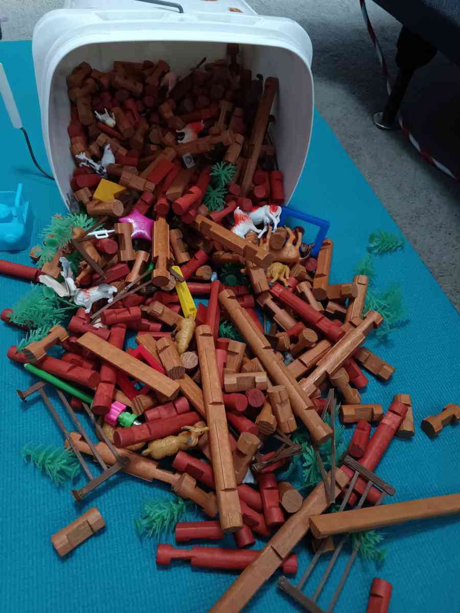 Lincoln logs 100 plus piece set plus accessories