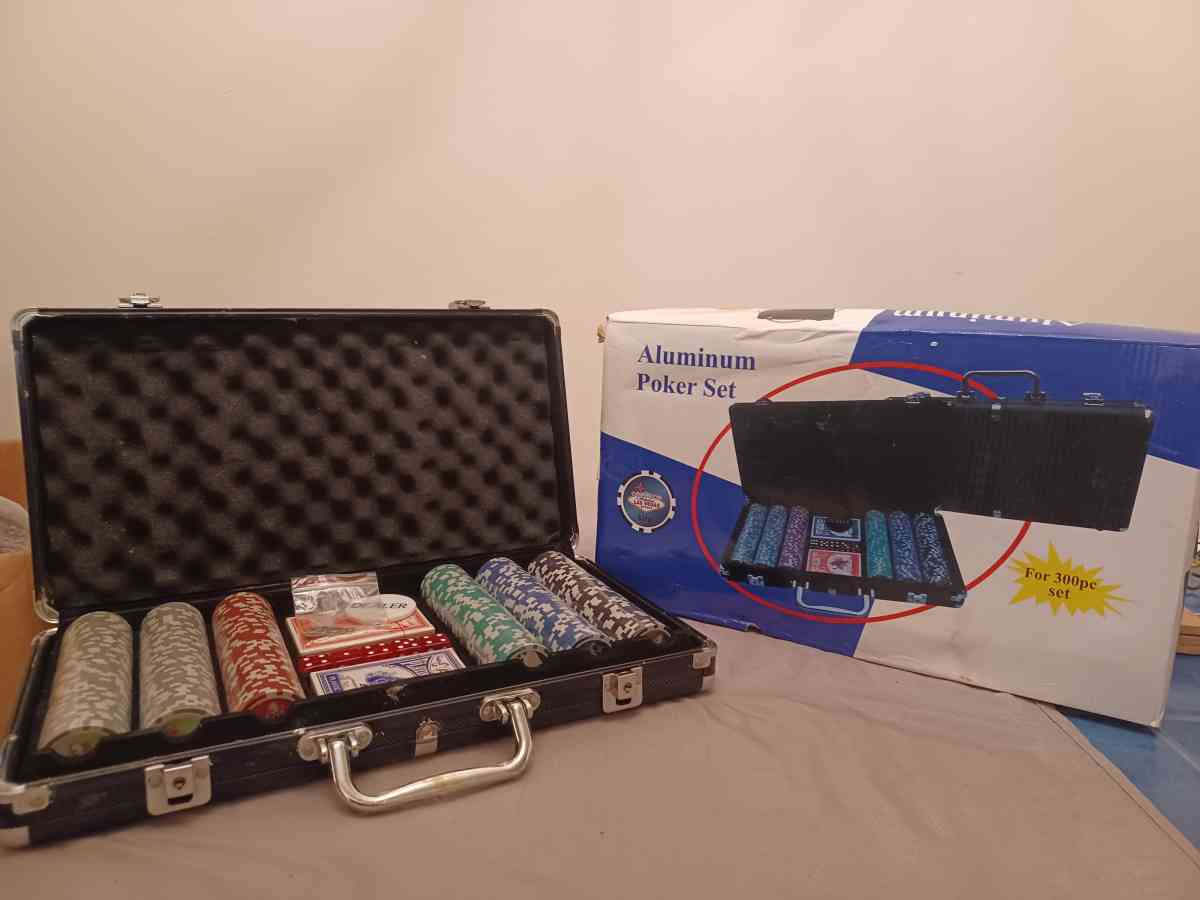 A 300 pc poker set with Carring case
