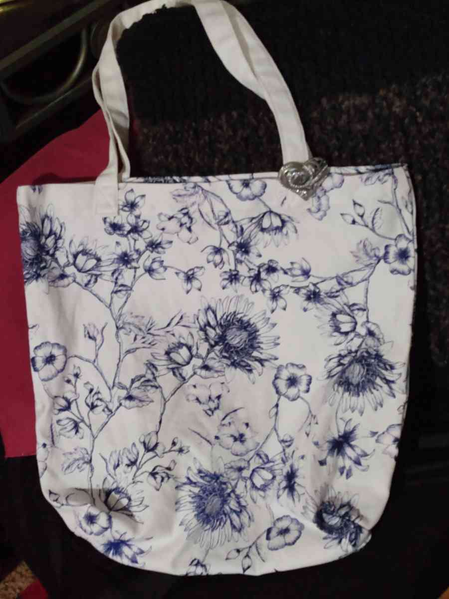 CHICOS PIN WITH CHICOS TOTE BAG