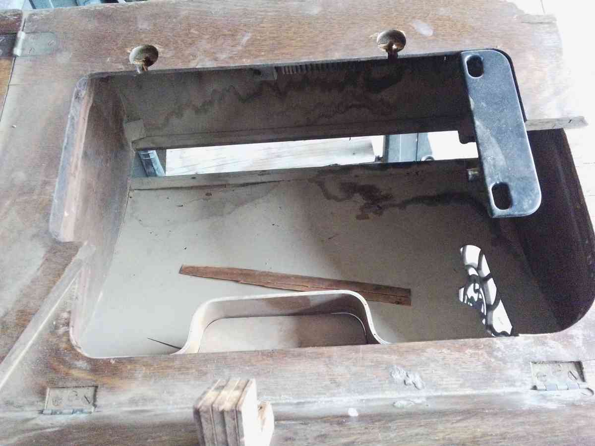 1920 singer sewing machine with treadle and table