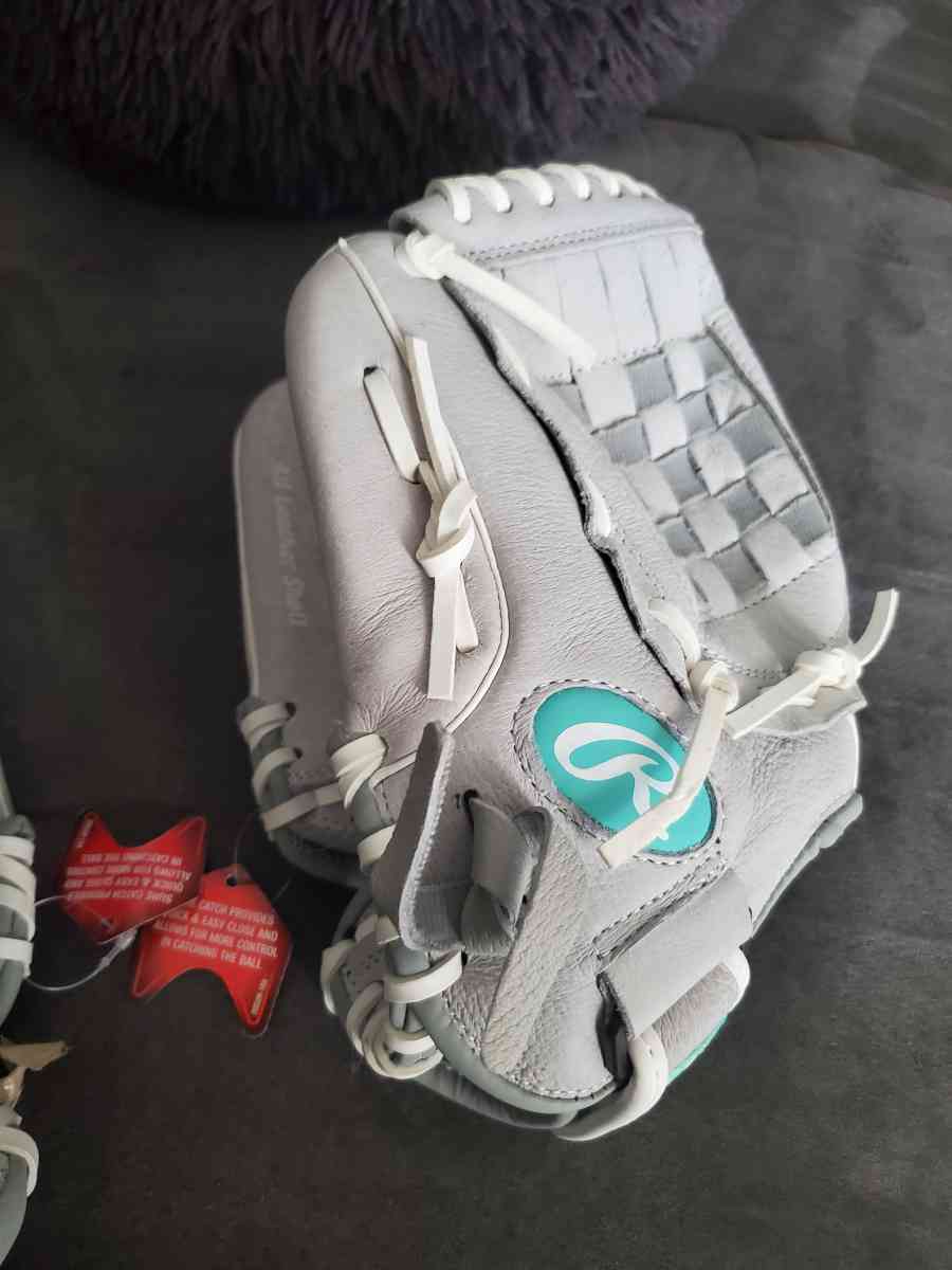 dos guantes de beisbol