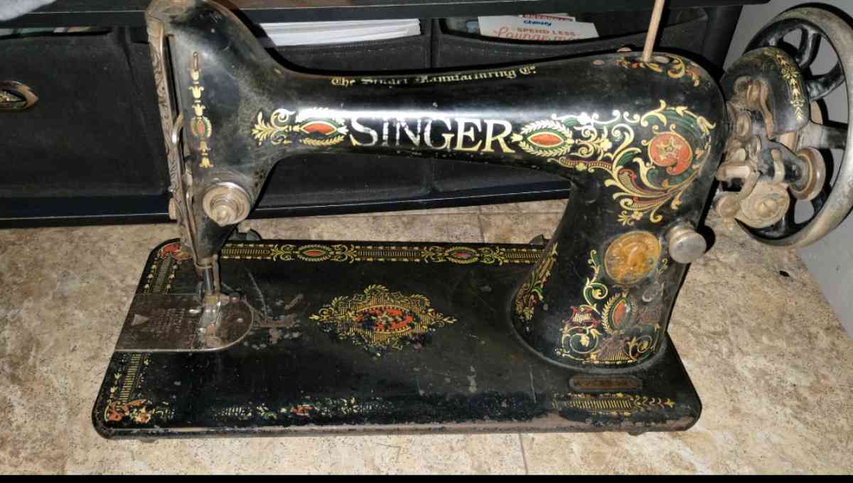 1920 singer sewing machine with treadle and table