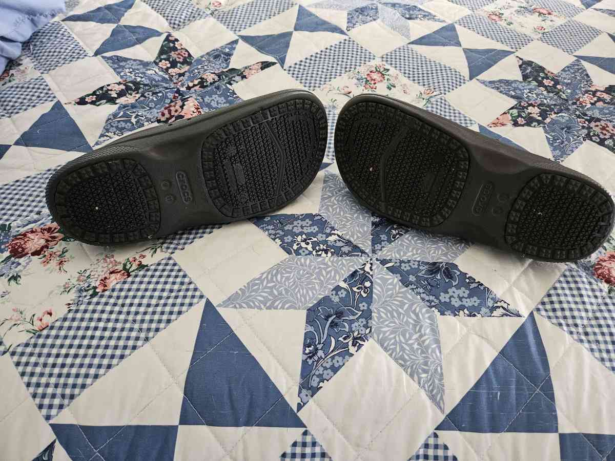 womans croc style black work shoes