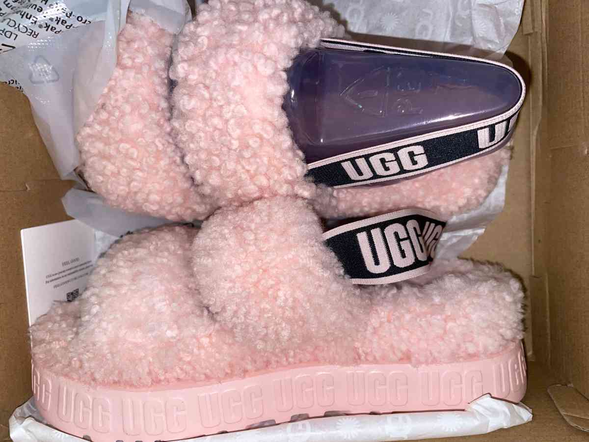 UGG SLIPPERS