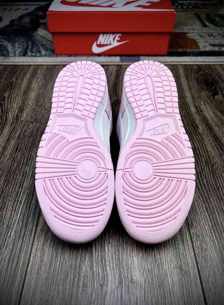 Woman Nike Dunks Low pink foam