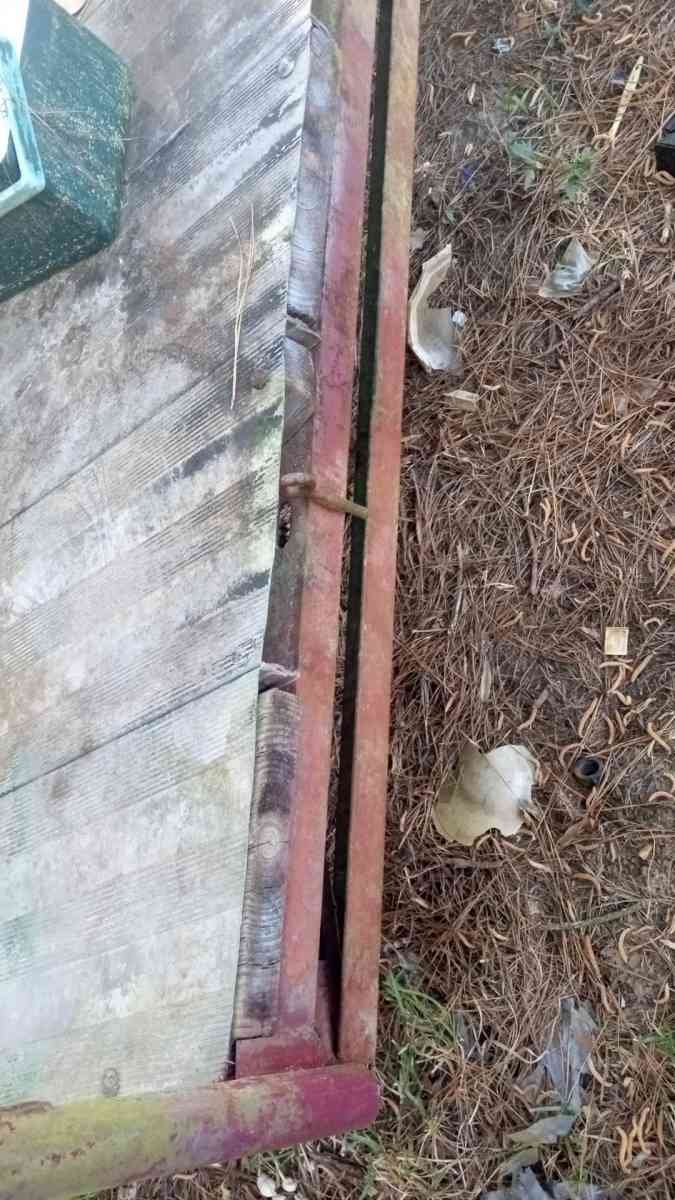 heavy duty trailer with trailer frame axle under it