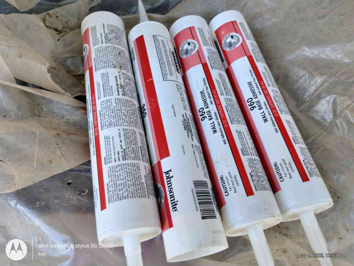 4 30 ounce cartridges of 960 wall base adhesive