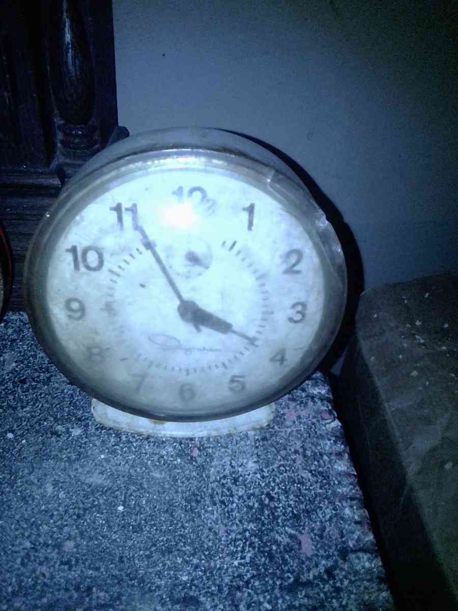 old clwind up clock the 1940s to 1950s
