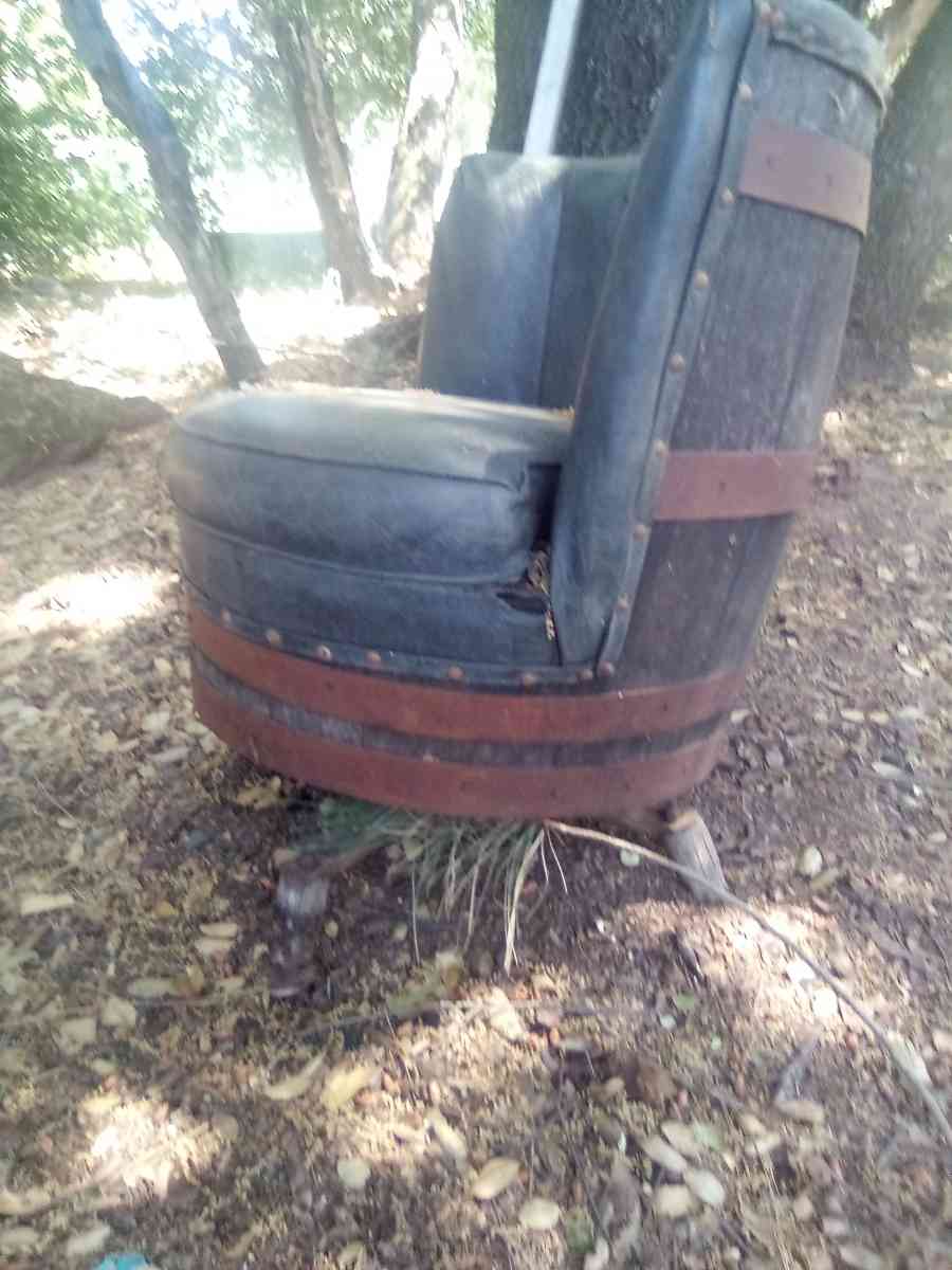 whiskey BARREL STYLE TABLE AND CHAIRS