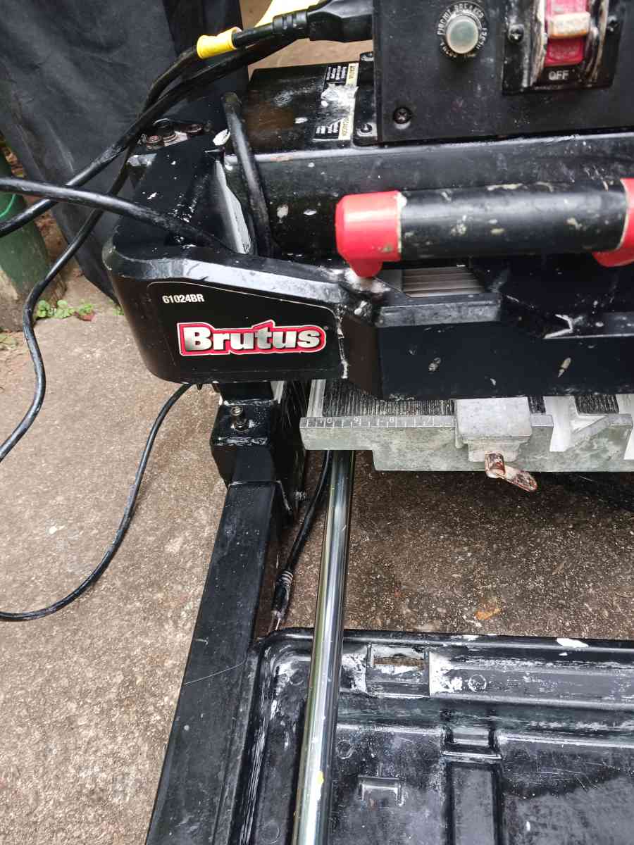 tile and wood saw with table