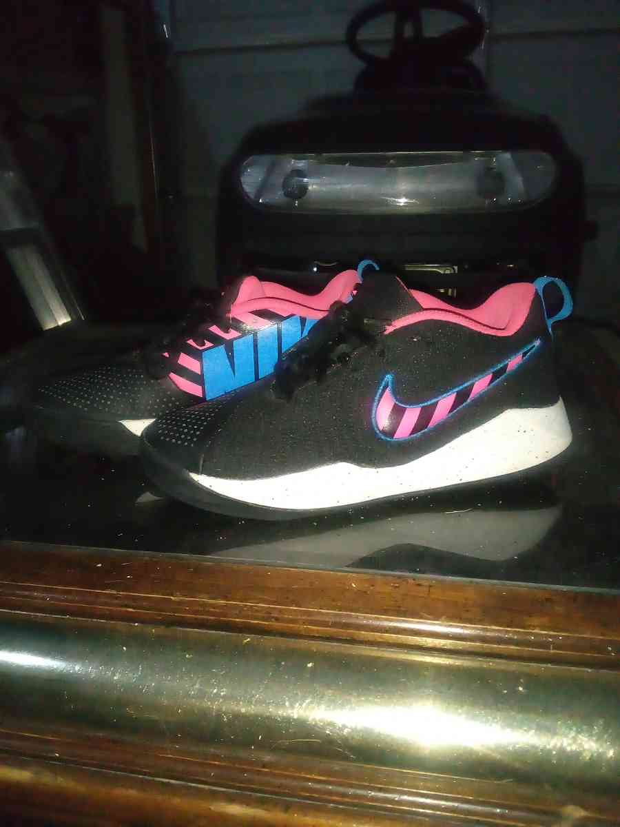 womens Nike Team hustle quick 2 black hot pink running shoes