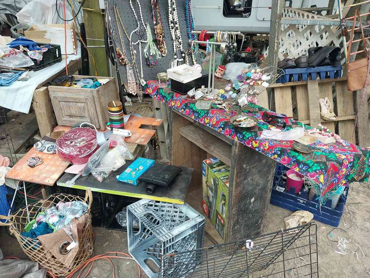 Extended Yard sale at 5620 N main st vidor june 6 thru 11