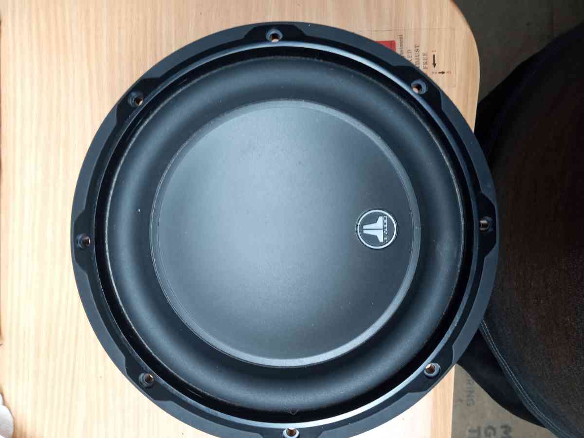 8 JL audio subwoofer 8W3v3 4