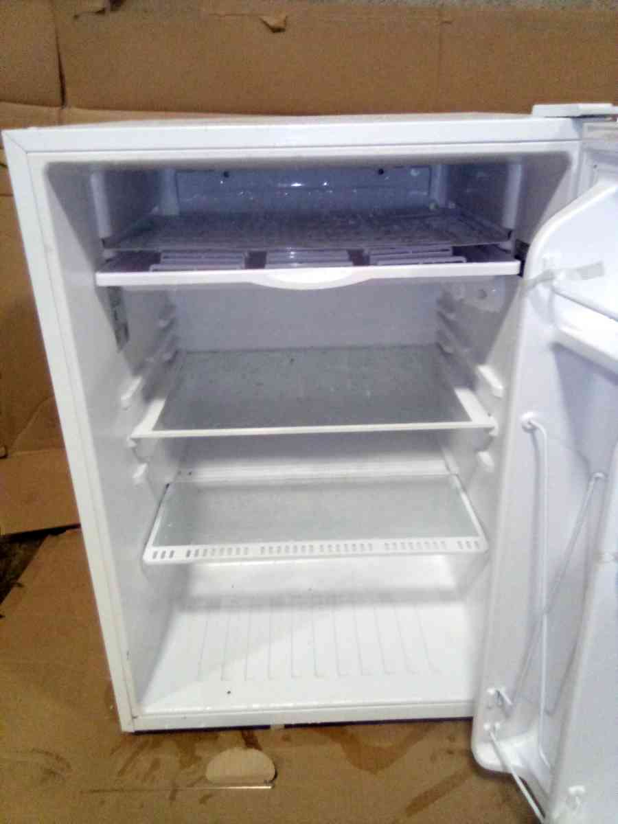 General Electric Deluxe Mini Fridge