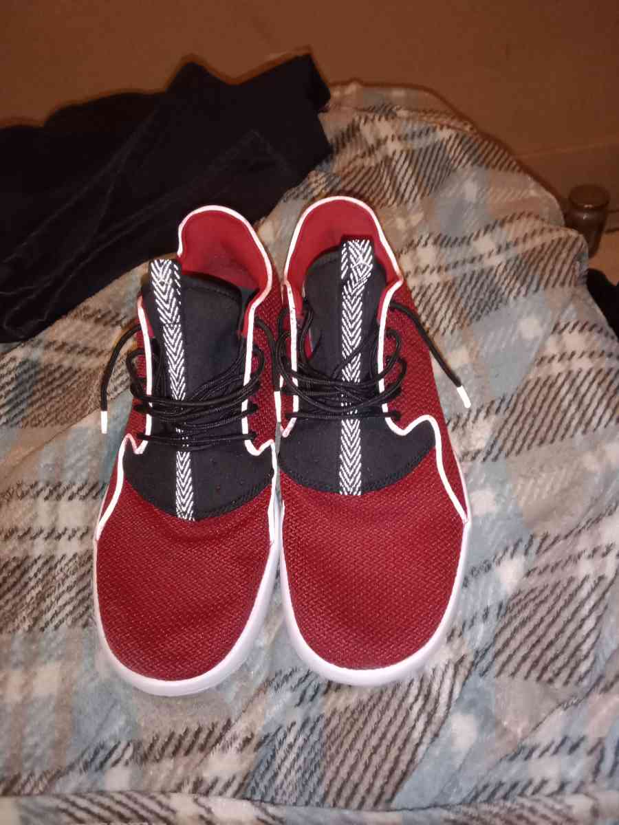 Jordans eclipse size 9 half