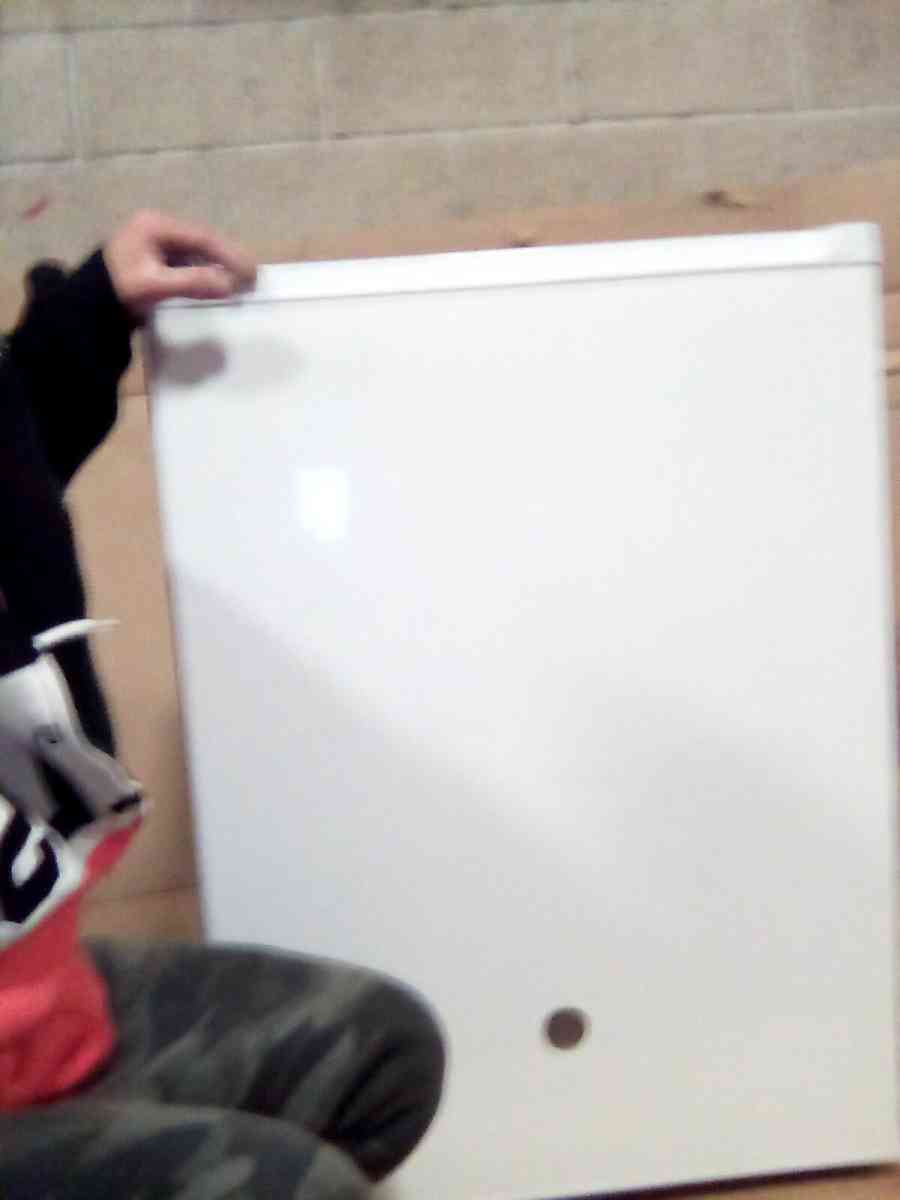 General Electric Deluxe Mini Fridge