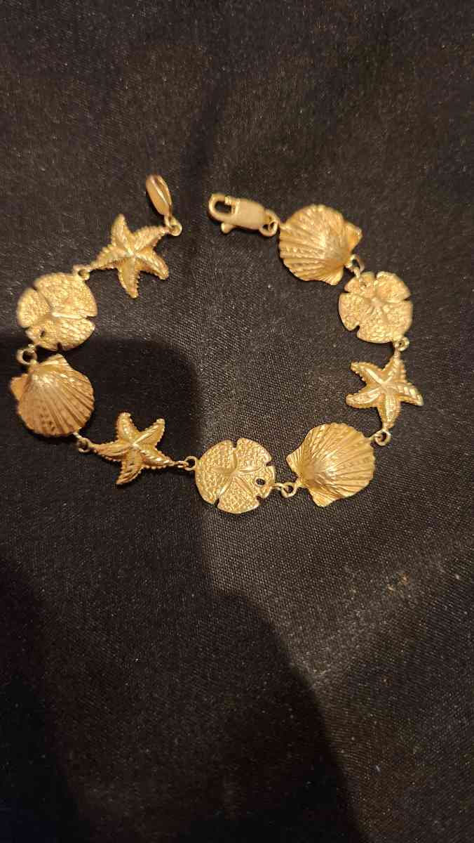 Sanddollar and Starfish Gold Bracelet