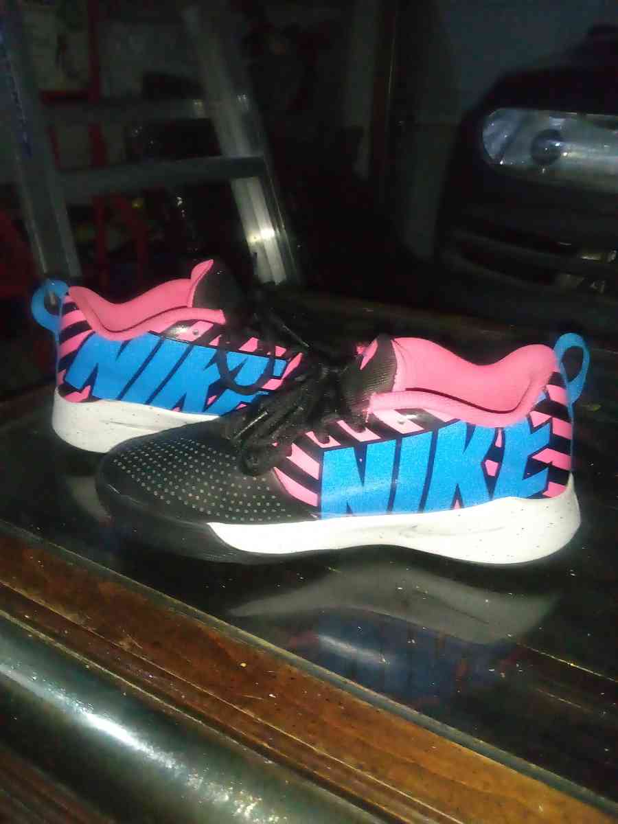 womens Nike Team hustle quick 2 black hot pink running shoes