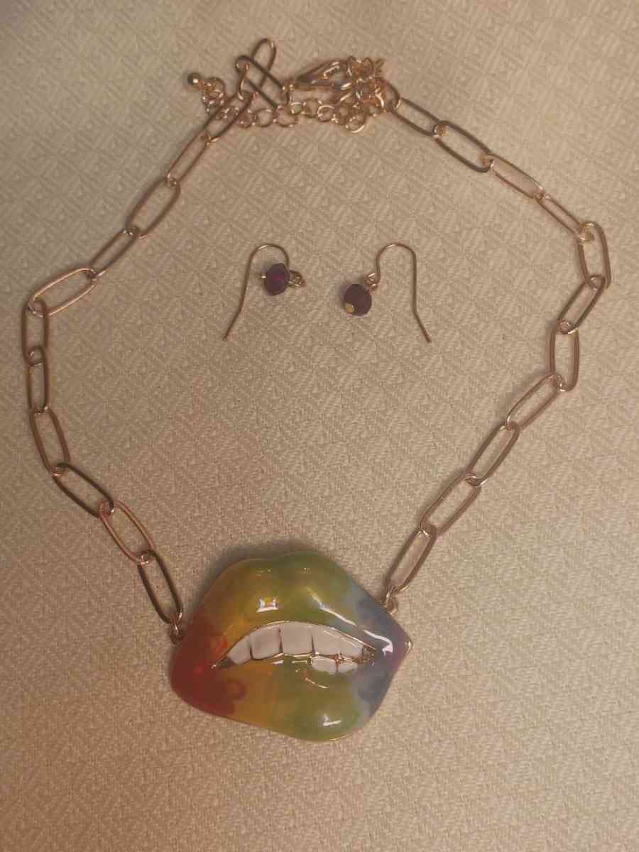 BITE LIP EPOXYNECKLACE AND EARRING SET