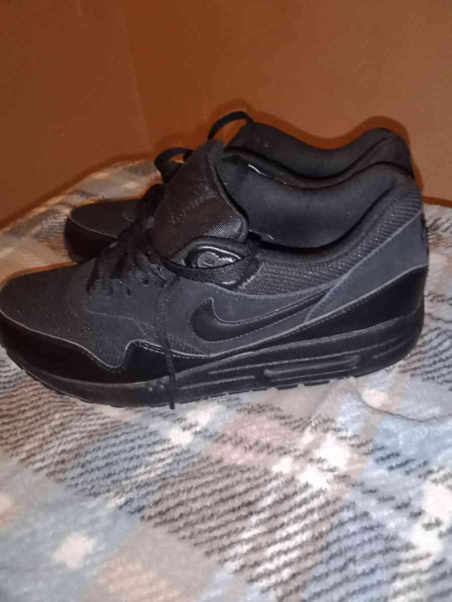 Air max 1 black size 9 half