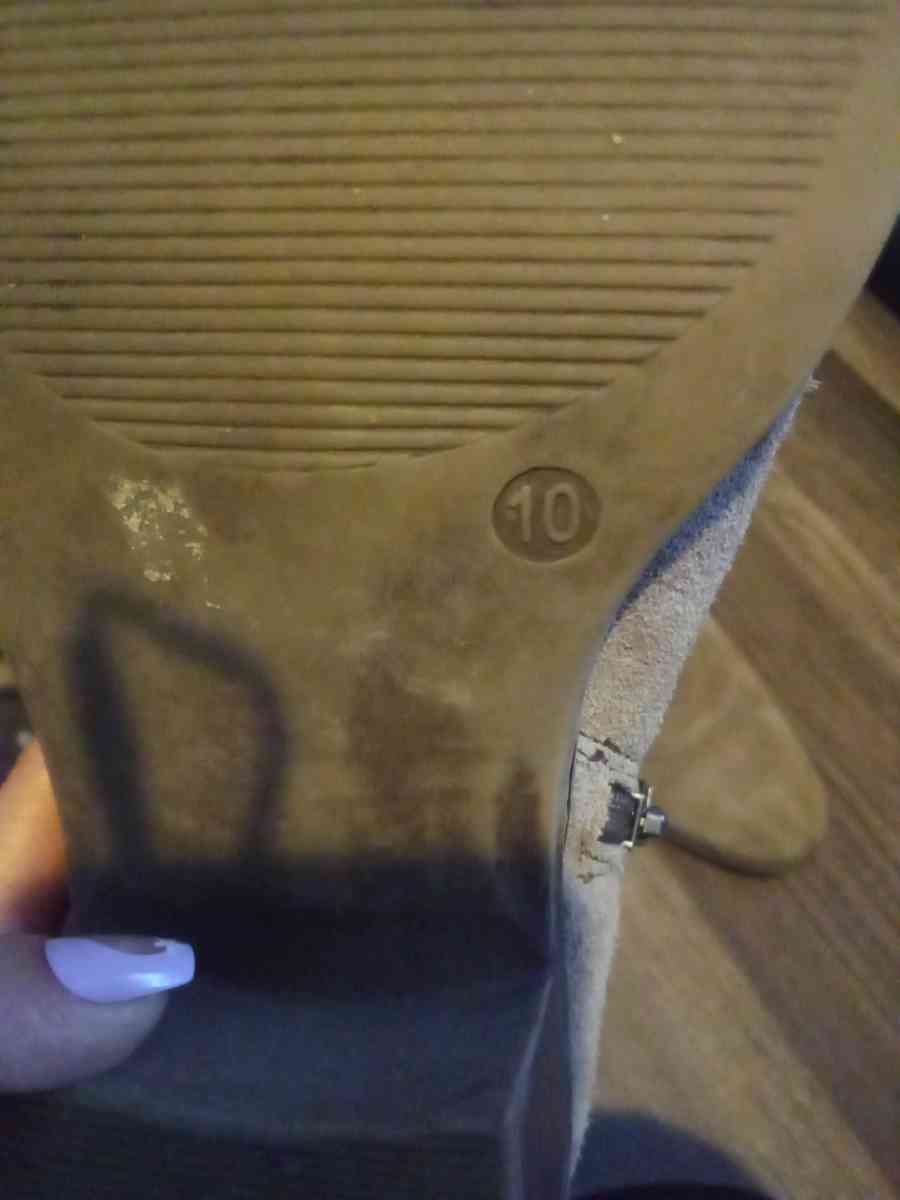 woman boots different sizes