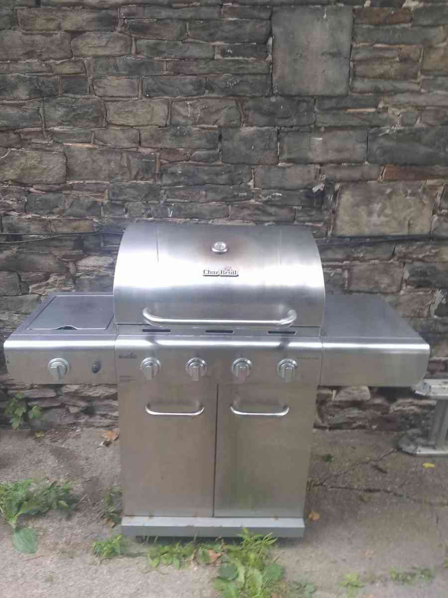 Propane Charbroil performance 4 burner with side burner